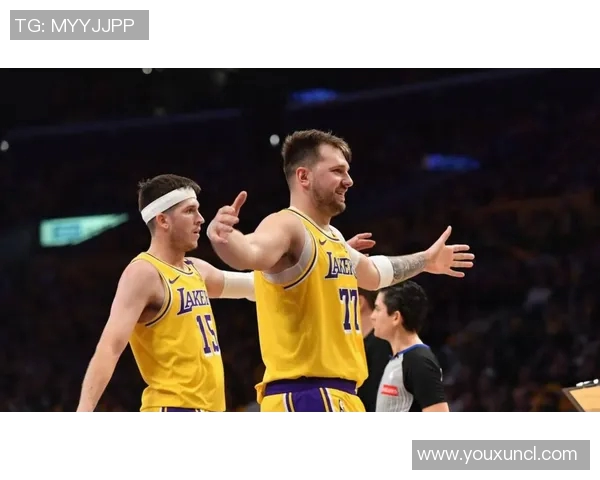 东契奇赛场小动作引发热议球迷热议背后隐含的比赛心理与策略